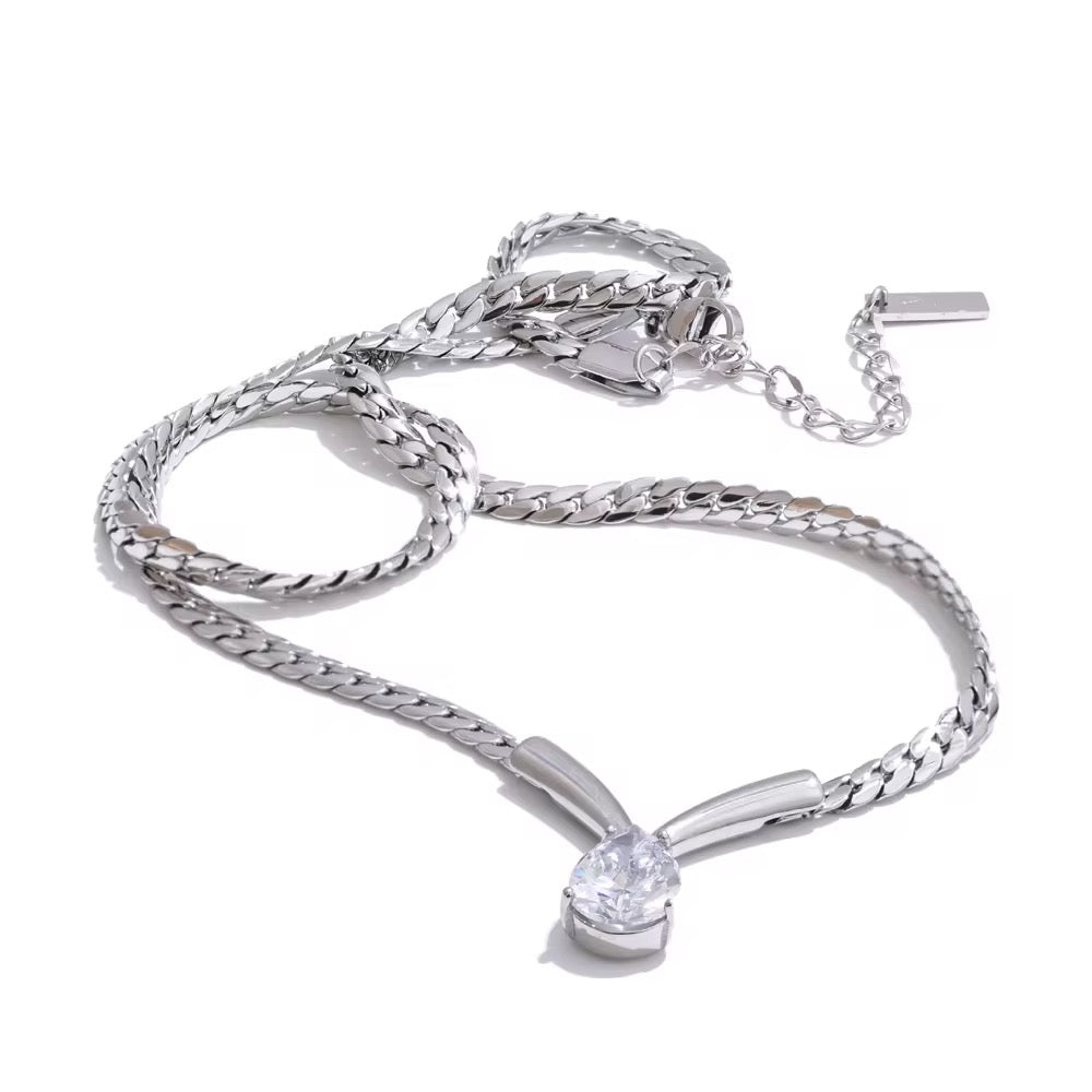 AVERY NECKLACE
